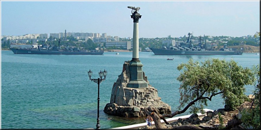 Памятник затопленным кораблям в Севастополе